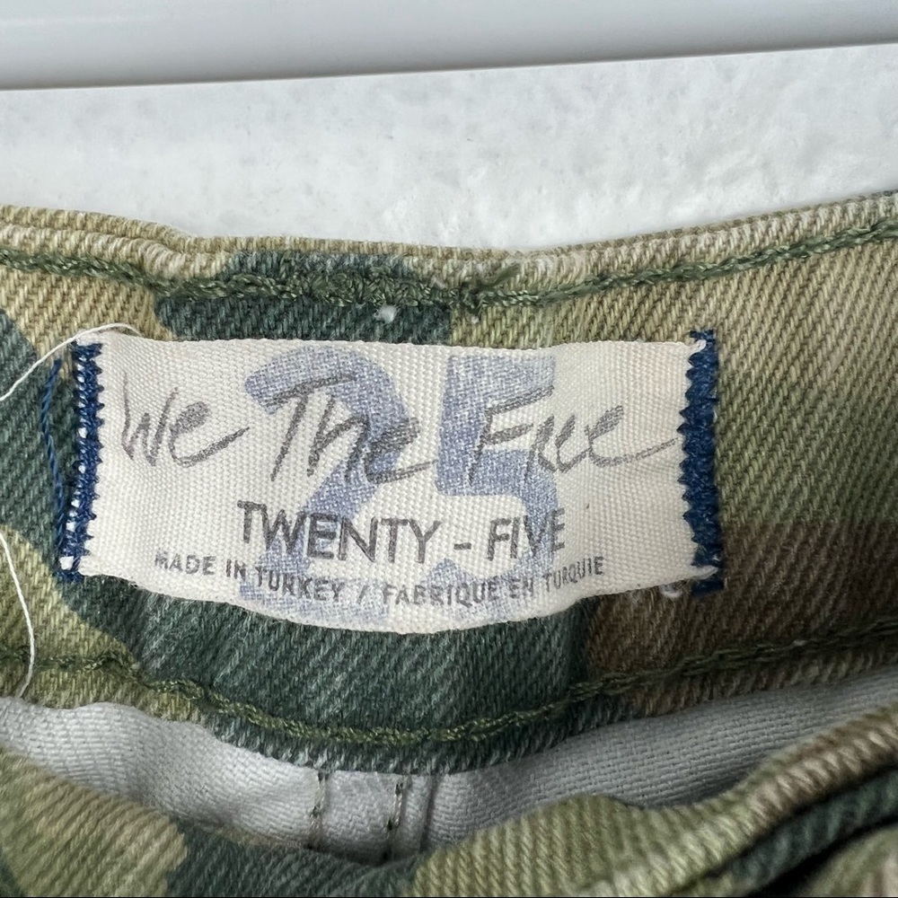 WE THE FREE Remy Cropped Camo Pant in Moss, Size 25 - Picture 8 of 10